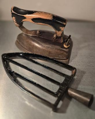 Ferro da stiro vintage Anni 30/40 con poggiaferro