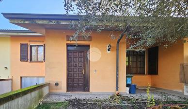 VILLA A SCHIERA CENTRALE A CURTATONE