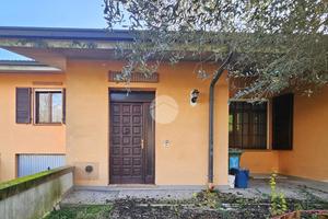 VILLA A SCHIERA CENTRALE A CURTATONE