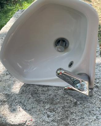 Lavandino in ceramica angolare con miscelatore