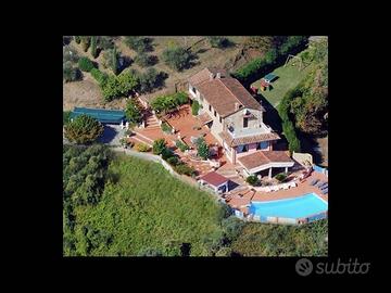 Rustico / Casale di 250 m² con più di 5 locali a M