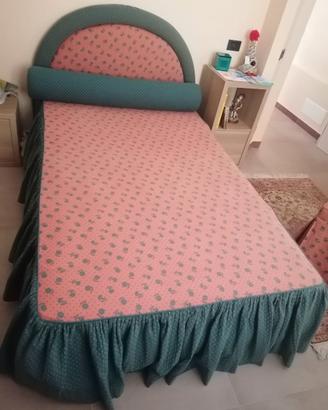 Letto con poltroncina.