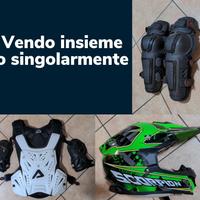 Pettorina, ginocchiere e casco motocross
