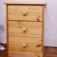 Set cameretta in legno: comodino + appendiabiti