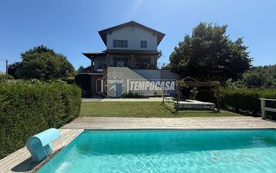 VILLA A SCHIERA CON PISCINA