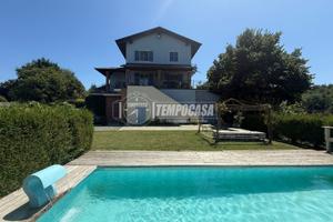 VILLA A SCHIERA CON PISCINA
