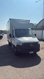 Furgone cabinato con ribalta Mercedes