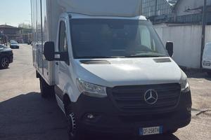 Furgone cabinato con ribalta Mercedes