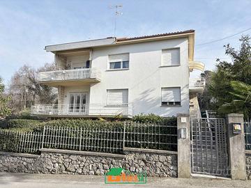 Villa di 180 m² con 4 locali e box auto a Monfalco