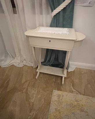 Mobiletto di legno ridipinto