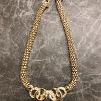 Collana a catena color oro, con anelli decorativi