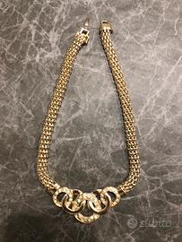 Collana a catena color oro, con anelli decorativi