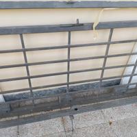 Porta di sicurezza in metallo grigio