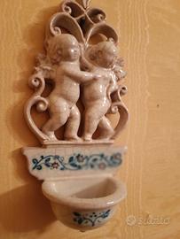 Acquasantiera con putti