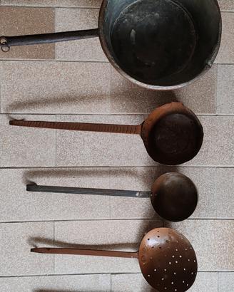 Paiolo e mestoli in rame da antiquariato. 