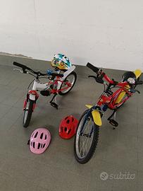 2 bici e caschi