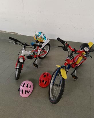 2 bici e caschi