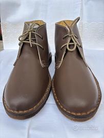 Stivaletti desert boots vintage in pelle marrone.