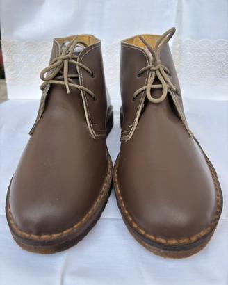 Stivaletti desert boots vintage in pelle marrone.