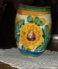 vaso in ceramica italiana e decorato a a mano