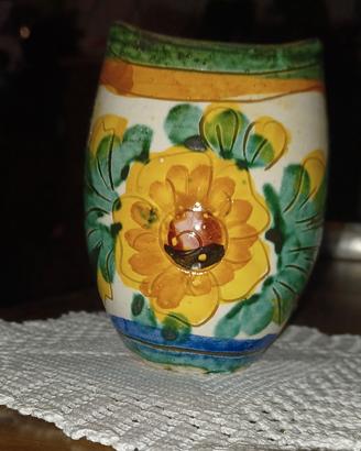 vaso in ceramica italiana e decorato a a mano