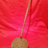 Antica schiumarola mestolo da cucina in ferro batt