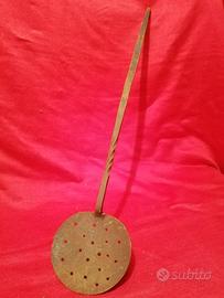 Antica schiumarola mestolo da cucina in ferro batt