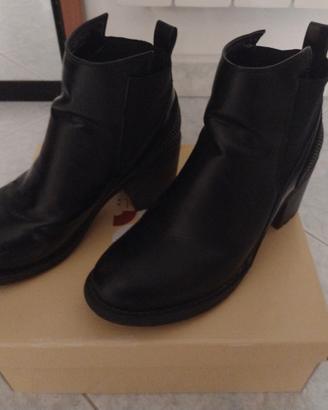 stivali bassi con tacco e strass 