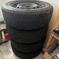 Cerchi con copricerchi bmw