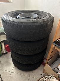 Cerchi con copricerchi bmw