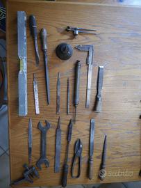Lotti di vecchi strumenti in ferro