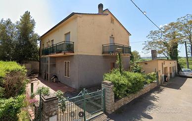 Appartamento e 2 garages Corciano Strozzacapponi