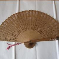 Ventaglio vintage in legno leggero con decorazione