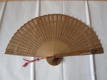 Ventaglio vintage in legno leggero con decorazione