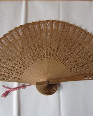 Ventaglio vintage in legno leggero con decorazione