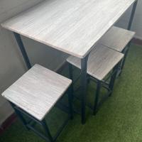 Tavolino alto con sgabelli