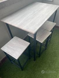 Tavolino alto con sgabelli