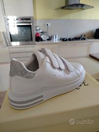 Sneakers bianche numero 37 nuove mai utilizzate 