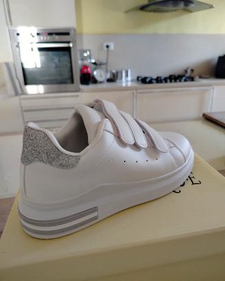 Sneakers bianche numero 37 nuove mai utilizzate 