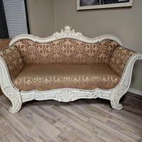 Sofà stile Shabby Chic e tappezzeria damascata