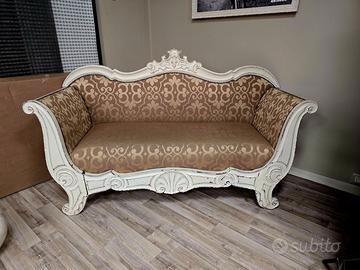 Sofà stile Shabby Chic e tappezzeria damascata