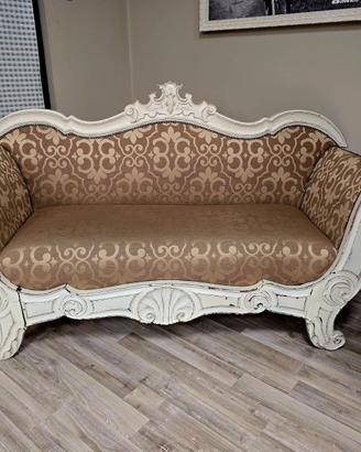 Sofà stile Shabby Chic e tappezzeria damascata