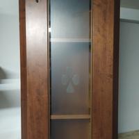 pensile angolare con vetrina e ripiani in legno