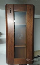 pensile angolare con vetrina e ripiani in legno