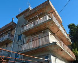 Palazzetto cielo-terra con terreno circostante