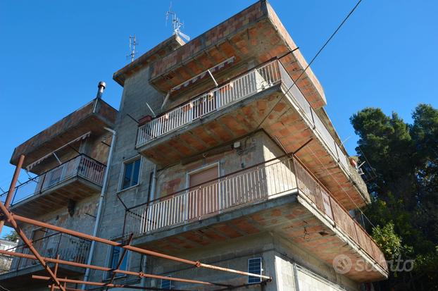 Palazzetto cielo-terra con terreno circostante