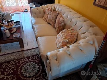 divano bianco di pelle