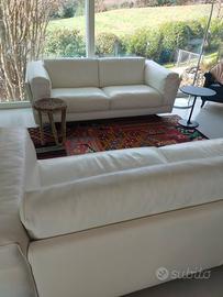 coppia di divani bianchi