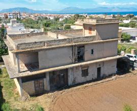 Struttura grezza vicino spiaggia