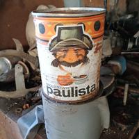 latte e contenitori in metallo vintage